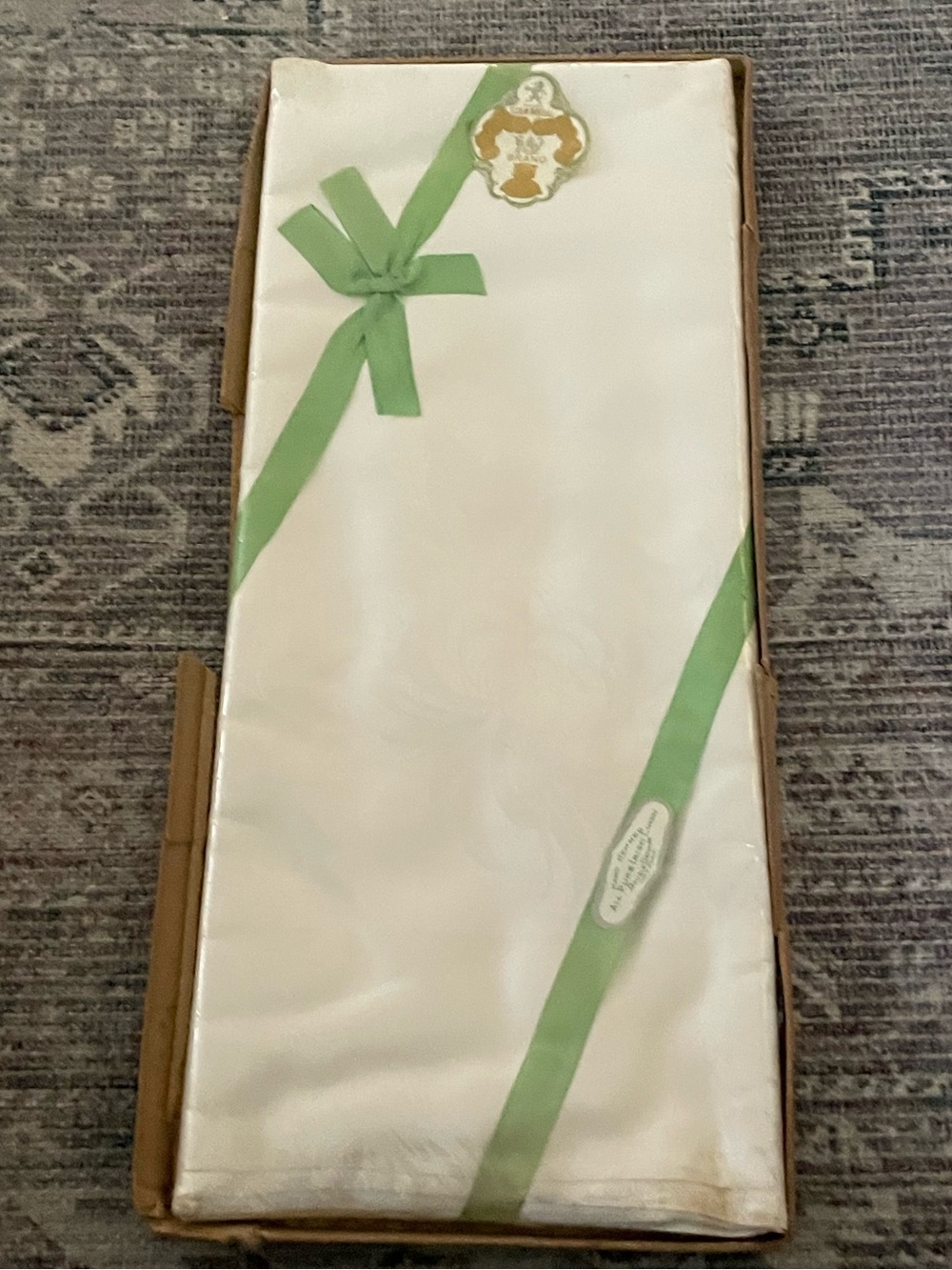 Linen table cloth original packaging